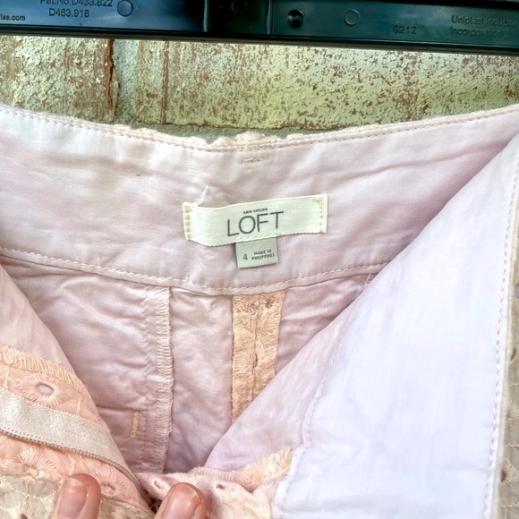 LOFT Eyelet Blush Shorts Size 4 - Picture 3 of 3
